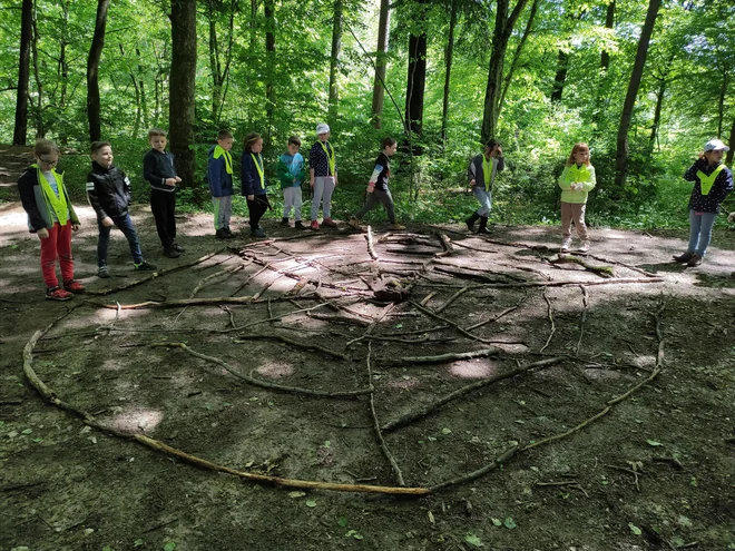 Uporabijo rekvizite, ki jim jih ponuja narava. FOTO: osebni arhiv
