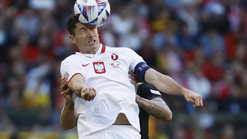 Fotografija: Robert Lewandowski bo v Katarju nosil tudi barve Ukrajine. FOTO: Yves Herman/Reuters