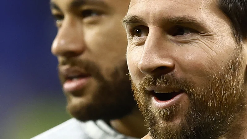 Fotografija: Lionel Messi in Neymar (v ozadju) sta oba v kontroverznih okoliščinah zapustila Barcelono in nato varno zatočišče našla pri francoskem prvoligašu Paris Saint-Germainu. FOTO: Stephane Mahe/Reuters