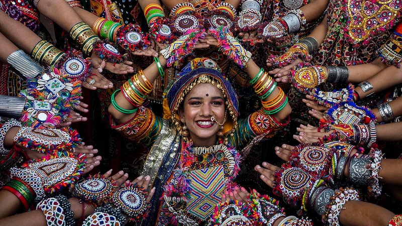 Fotografija: Udeleženke indijske umetniške skupine v tradicionalnih oblekah vadijo ples Garba pred festivalom Navratri v Ahmedabadu. Foto: Sam Panthaky/Afp
