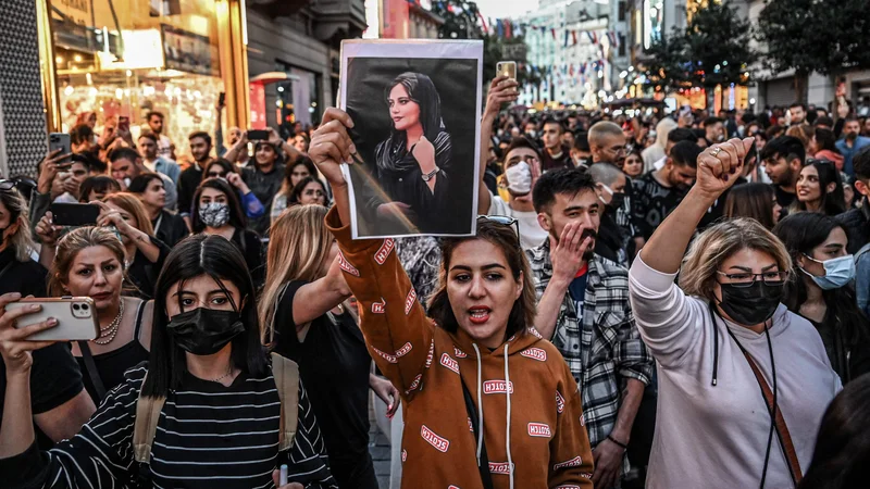 Fotografija: Protestniki v Istanbulu s portretom Mahse Amini, mlade Iranke, ki je umrla po aretaciji moralne in verske policije v Teheranu. FOTO: Ozan Kose/AFP
