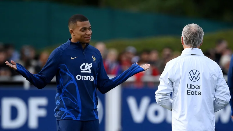 Fotografija: Izpad v nižji rang tekmovanja bi bil za Kyliana Mbappeja in Didierja Deschampsa (oba na fotografiji) hud udarec tik pred svetovnim prvenstvom v Katarju, kjer bo Francija branila naslov. FOTO: Franck Fife/AFP