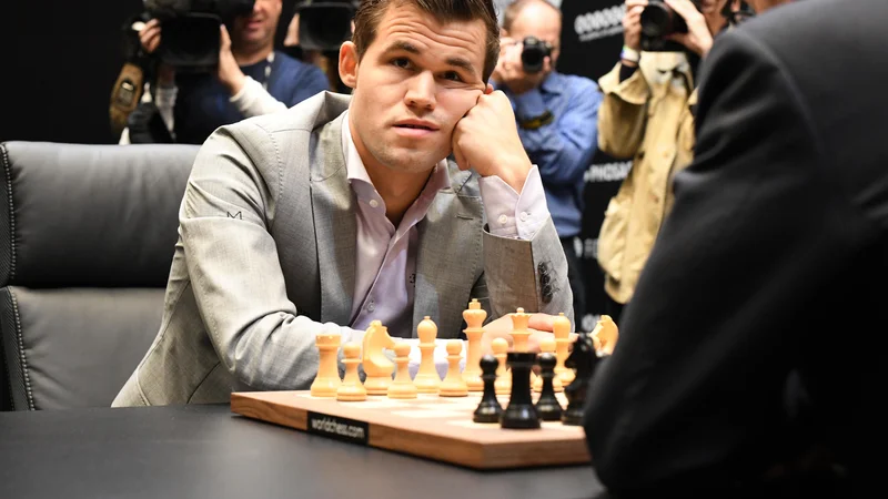 Fotografija: Po eni od bizarnih teorij, ki jo je pomagal širiti po spletu tudi Elon Musk, naj bi bil Magnus Carlsen poražen zaradi analnih kroglic. FOTO: Shutterstock