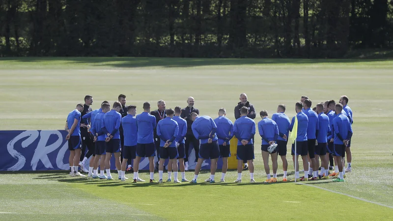 Fotografija: Slovenski nogometaši so tudi včerajšnji trening na Brdu pri Kranju začeli s skupnim pogovorom na igrišču. FOTO: Leon Vidic
