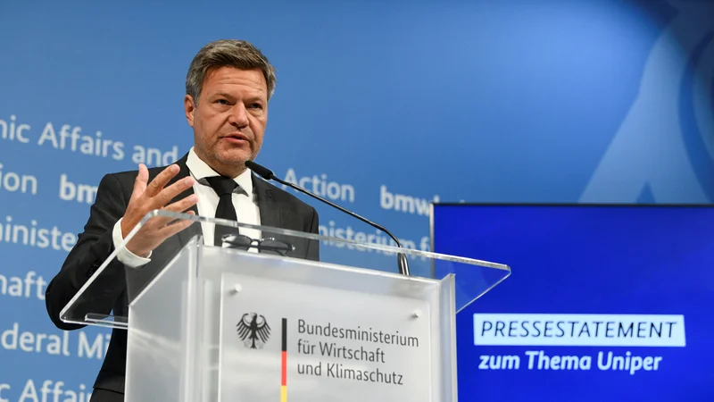 Fotografija: Minister za gospodarstvo in podnebne politike Robert Habeck je pojasnil, da bi propad Uniperja povzročil neslutene posledice na trgu. FOTO: Annegret Hilse/Reuters