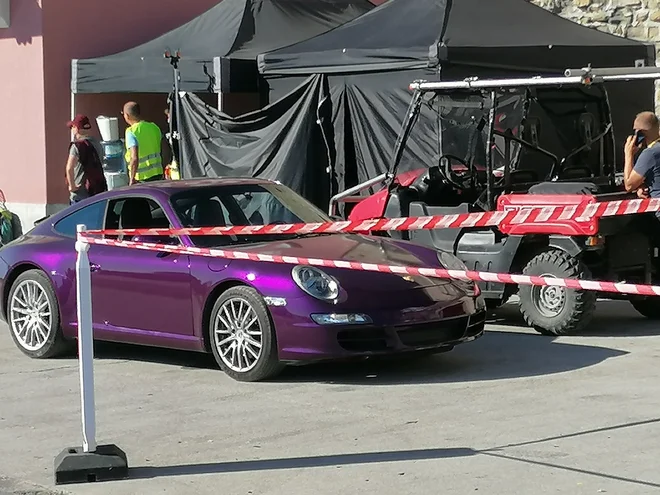 Za akcijske prizore, ki so jih posneli na Punti, so uporabili vijoličastega porscheja. Foto FB Slavka France
