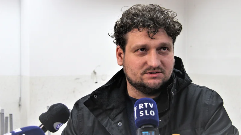 Fotografija: Asmir Bećarević je bil v petek na zagovoru v postopku redne odpovedi pogodbe o zaposlitvi iz krivdnega razloga, ki pa se ga poslovodstvo Premogovnika Velenje ni udeležilo. Že v ponedeljek mu je odpoved pogodbe o zaposlitvi predal detektiv. FOTO: Piano Brane/Delo