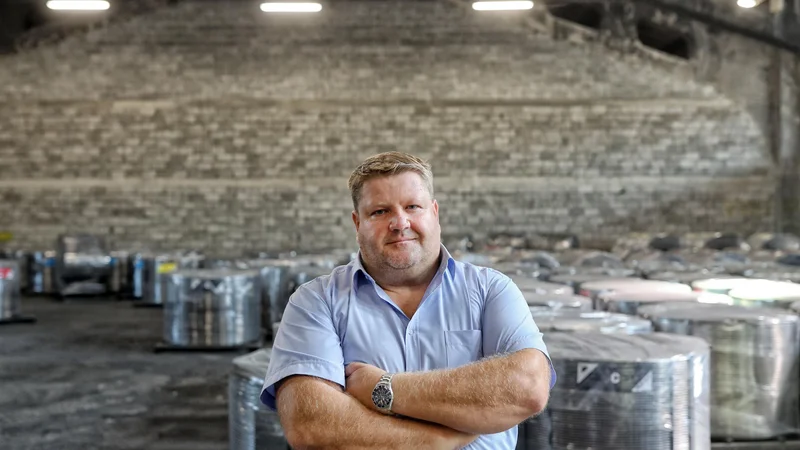 Fotografija: Na vprašanje, kako so kupce prepričali, da so njihove rešitve najboljše, Tomaž Kolarič odgovarja, da je njihova prednost linija, ki je tehnološko ena najbolj razvitih na svetu. FOTO: Blaž Samec/Delo