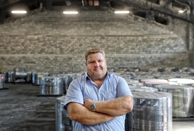 Na vprašanje, kako so kupce prepričali, da so njihove rešitve najboljše, Tomaž Kolarič odgovarja, da je njihova prednost linija, ki je tehnološko ena najbolj razvitih na svetu. FOTO: Blaž Samec/Delo
