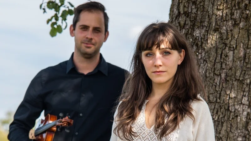 Fotografija: Skozi razburljivo Tartinijevo življenje bosta gledalce popeljala igralka Živa Selan in violinist Kristian Ilić. FOTO: Vida Habjanič