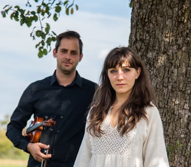 Skozi razburljivo Tartinijevo življenje bosta gledalce popeljala igralka Živa Selan in violinist Kristian Ilić. FOTO: Vida Habjanič
