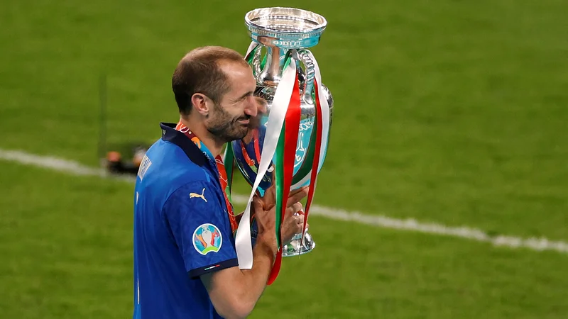 Fotografija: Branilec italijanske reprezentance Giorgio Chiellini proslavlja z osvojeno trofejo na londonskem Wembleyju, kjer je bilo na sporedu največ tekem eura 2020, vključno s polfinalnima in finalom. FOTO: John Sibley/Reuters