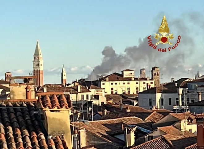 Gasilcem je uspelo ogenj omejiti in požar do okoli 20. ure tudi pogasiti. FOTO: Vigili del Fuoco di Venezia/Gasilci Benetke/Twitter