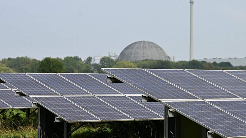 Fotografija: Za povečevanje načrtovanih zmogljivosti sončnih elektrarn v Evropi bo potrebnih dodatnih štiri in deset milijonov ton aluminija. FOTO: Benjamin Westhoff/Reuters
