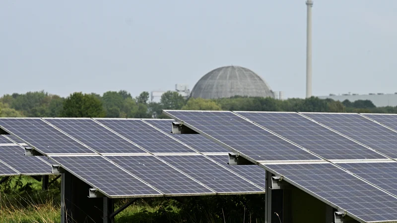 Fotografija: Za povečevanje načrtovanih zmogljivosti sončnih elektrarn v Evropi bo potrebnih dodatnih štiri in deset milijonov ton aluminija. FOTO: Benjamin Westhoff/Reuters