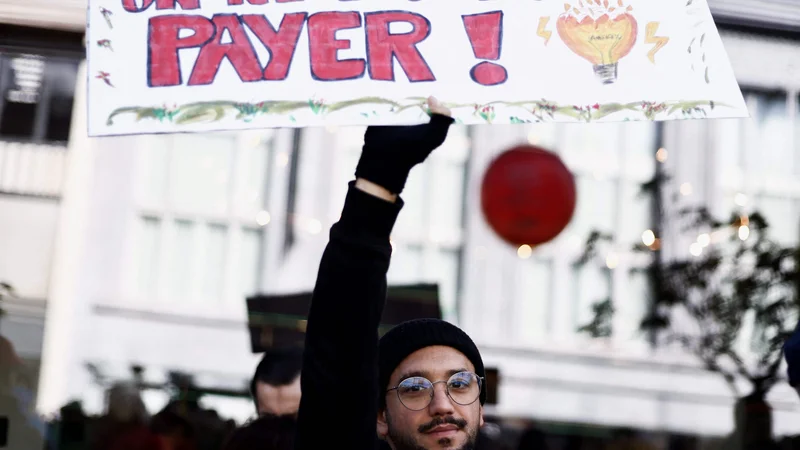 Fotografija: Ne moremo več plačevati, opozarja protestnik na bruseljskih ulicah. FOTO: Kenzo Tribouillard/AFP