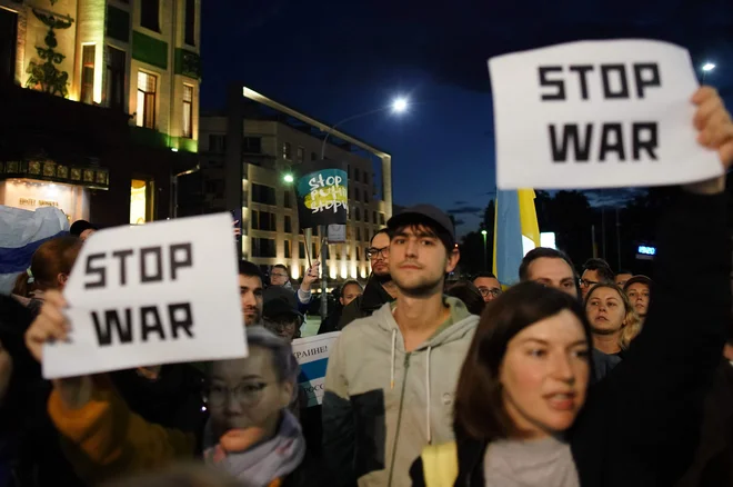 Proteste in Belgrad, nachdem Putin die Generalmobilmachung angeordnet hatte.  FOTO: Oliver Bunic/AFP