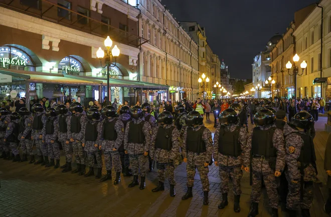 Mitglieder der russischen Polizei bewachen Demonstranten gegen Mobilmachung in Moskau.  FOTO: Reuters