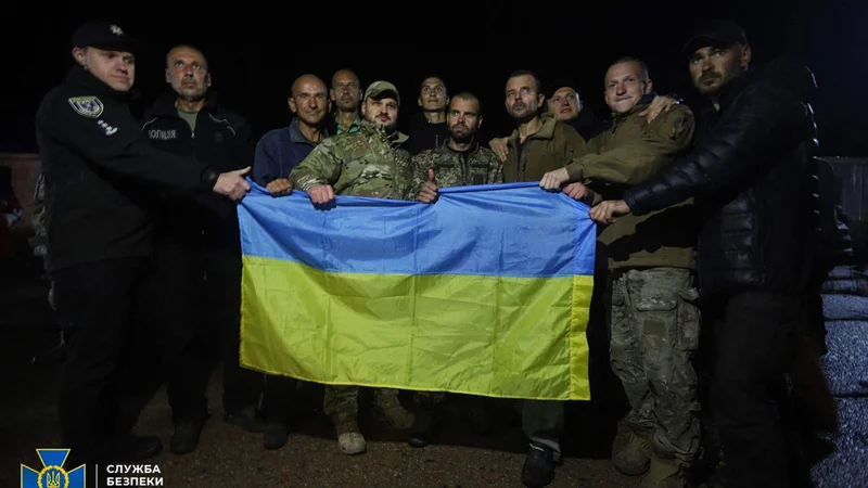 Fotografija: Ukrajinski ujetniki po izmenjavi v Černivogu. FOTO: AFP