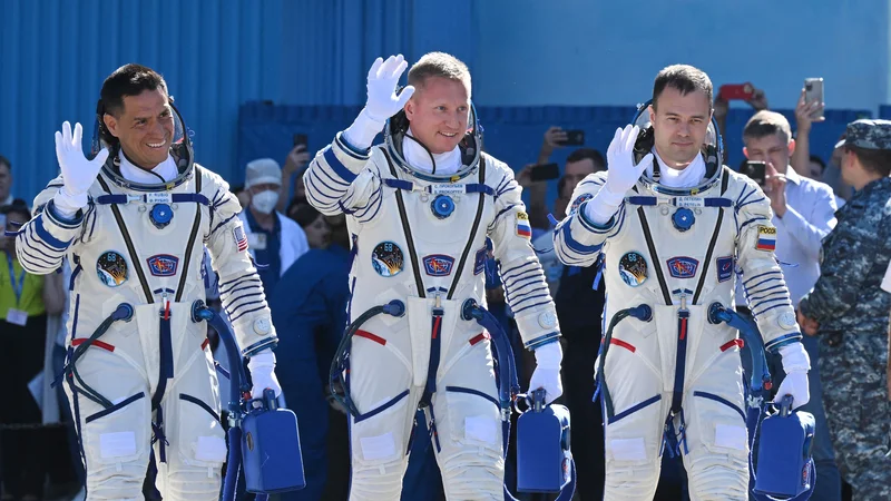 Fotografija: Od leve: Nasin astronavt Frank Rubio ter ruska kozmonavta Sergej Prokopjev in Dmitri Petelin. FOTO: Natalia Kolesnikova/AFP