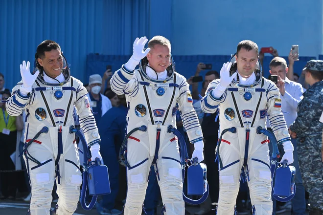Od leve: Nasin astronavt Frank Rubio ter ruska kozmonavta Sergej Prokopjev in Dmitri Petelin. FOTO: Natalia Kolesnikova/AFP