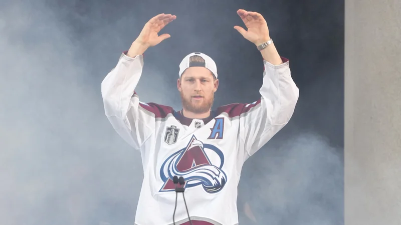 Fotografija: Nathan MacKinnon se je na koncu prejšnje sezone v NHL s soigralci pri moštvu Colorado Avalanche veselil Stanleyjevega pokala. FOTO: Ron Chenoy/Usa Today Sports
