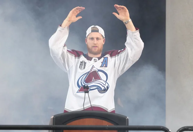 Nathan MacKinnon se je na koncu prejšnje sezone v NHL s soigralci pri moštvu Colorado Avalanche veselil Stanleyjevega pokala. FOTO: Ron Chenoy/Usa Today Sports
