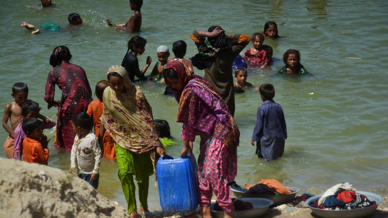 Fotografija: V Pakistanu ocenjujejo, da bodo potrebovali kar šest mesecev, da se bodo poplavljena območja vrnila v normalno življenje. FOTO: Stringer/Reuters
