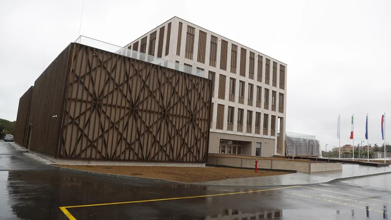 Fotografija: Nova stavba inštituta InnoRenew CoE je lesena in predstavlja dober primer trajnostne gradnje. FOTO: Leon Vidic