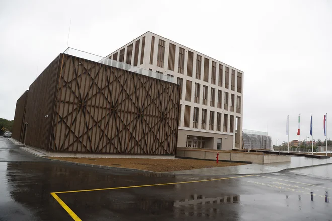 Nova stavba inštituta InnoRenew CoE je lesena in predstavlja dober primer trajnostne gradnje. FOTO: Leon Vidic
