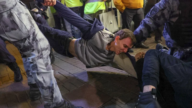 Fotografija: V številnih ruskih mestih po Putinovem ukazu o mobilizaciji potekajo protivojni protesti, na katerih je bilo v sredo pridržanih več kot 1300 protestnikov. Po zakonu je pridržanim osebam dovoljeno izročiti obvestila o službeni dolžnosti, je ob tem opozoril tiskovni predstavnik Kremlja Dmitrij Peskov. Po navedbah aktivistov je nekaterim od njih na policijskih postajah že bilo ukazano, da se morajo zglasiti za mobilizacijo. Foto: AFP