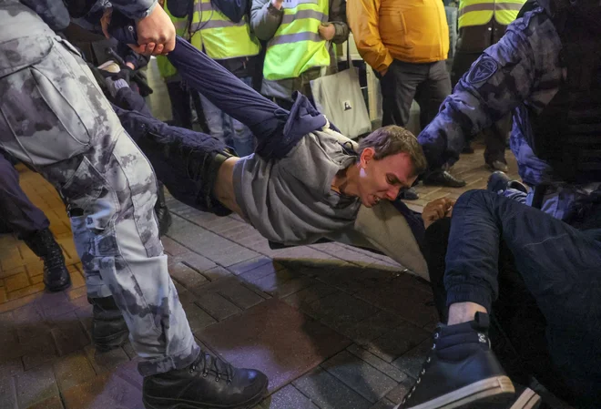 V številnih ruskih mestih po Putinovem ukazu o mobilizaciji potekajo protivojni protesti, na katerih je bilo v sredo pridržanih več kot 1300 protestnikov. Po zakonu je pridržanim osebam dovoljeno izročiti obvestila o službeni dolžnosti, je ob tem opozoril tiskovni predstavnik Kremlja Dmitrij Peskov. Po navedbah aktivistov je nekaterim od njih na policijskih postajah že bilo ukazano, da se morajo zglasiti za mobilizacijo. Foto: AFP