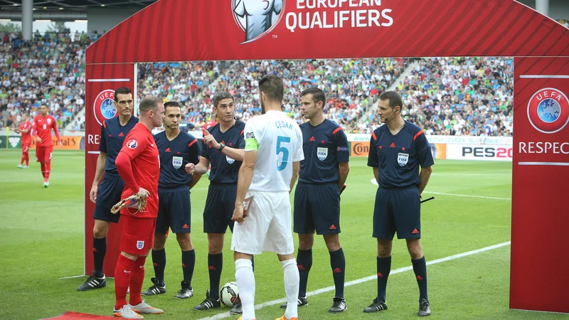 Fotografija: Takole sta se 14. junija 2015 v Stožicah dogovarjala najboljši strelec v zgodovini Anglije Wayne Rooney in Boštjan Cesar. FOTO: Jure Eržen