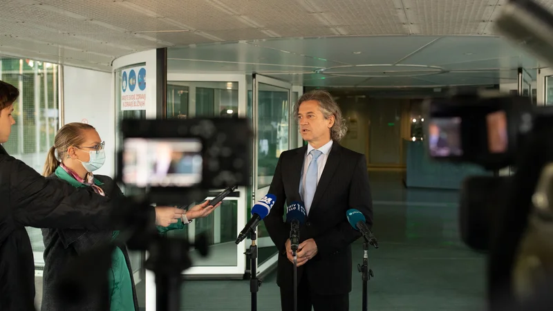 Fotografija: Predsednik Gibanja Svoboda Robert Golob je povedal, da so člani sveta soglasno potrdili evropskega poslanca Milana Brgleza kot skupnega kandidata Gibanja Svoboda in SD. FOTO: Voranc Vogel/Delo