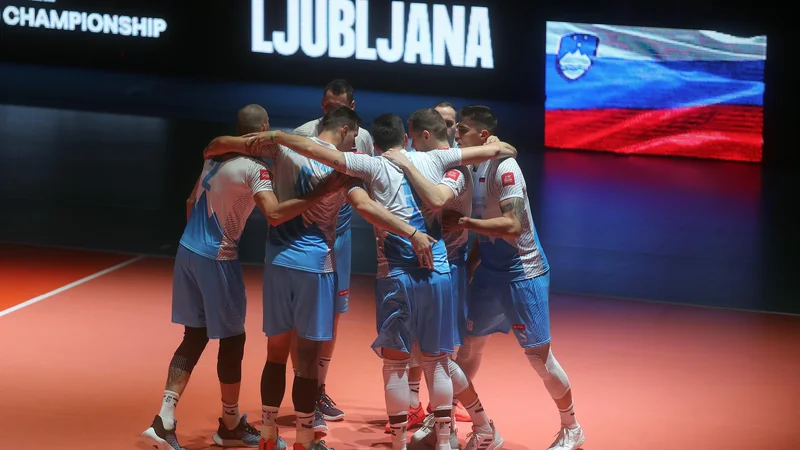 Fotografija: Prizor z odbojkarske tekme med Slovenijo in Francijo v Stožicah. FOTO: Blaž Samec