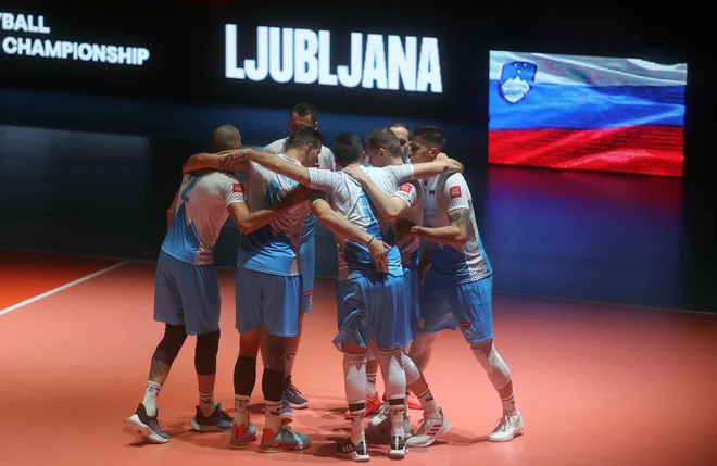 Prizor z odbojkarske tekme med Slovenijo in Francijo v Stožicah. FOTO: Blaž Samec
