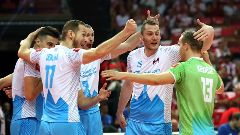 Fotografija: Slovenski odbojkarji nedavno v eni od akcij v dvorani Spodek v Katovicah. FOTO: Kacper Pempel/Reuters