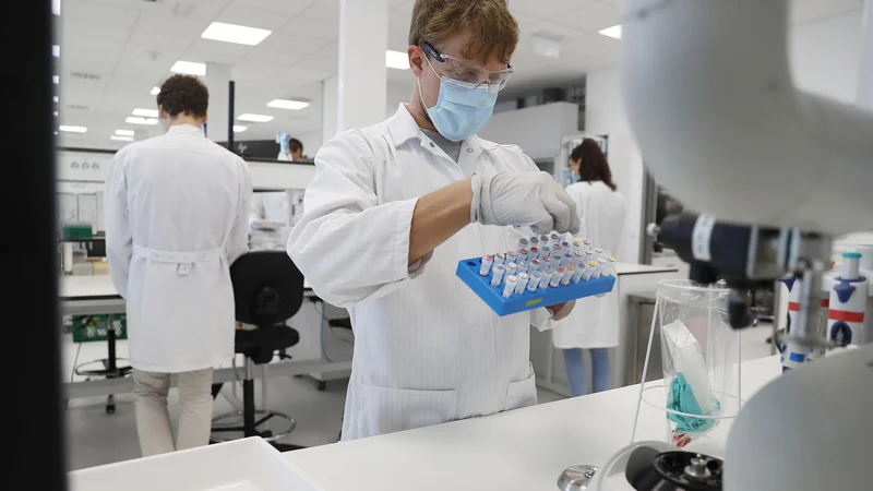 Fotografija: Farmacevti ustvarijo največji delež slovenskega izvoza. FOTO: Leon Vidic/Delo
