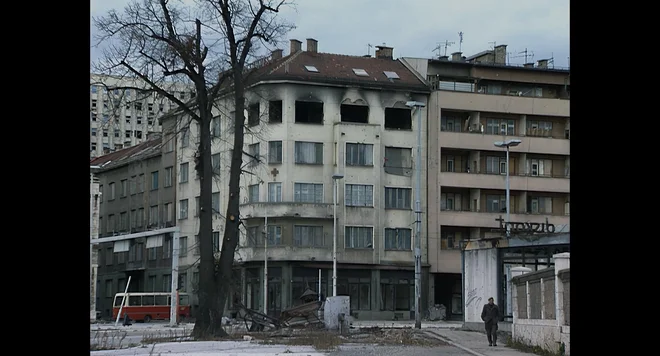 Na prebivalce mesta so ostrostrelci prežali noč in dan. Vsak izhod iz zaklonišča ali prečkanje ceste je lahko pomenilo smrt. FOTO:&nbsp; Arsmedia
