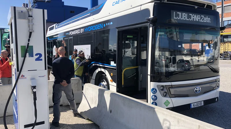 Fotografija: Polnjenje vodikovega avtobusa na prenosni polnilnici v Ljubljani FOTO: Gašper Boncelj
