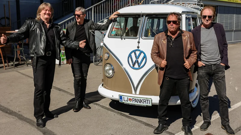 Fotografija: Velikani punk rocka (Marc Kavaš, Slavc Colnarič, Pero Lovšin in Bogo Pretnar) so se na srečanje s sedmo silo pripeljali s simpatičnim retro kombijem. FOTO: Črt Piksi