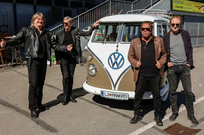 Velikani punk rocka (Marc Kavaš, Slavc Colnarič, Pero Lovšin in Bogo Pretnar) so se na srečanje s sedmo silo pripeljali s simpatičnim retro kombijem. FOTO:&nbsp;Črt Piksi
