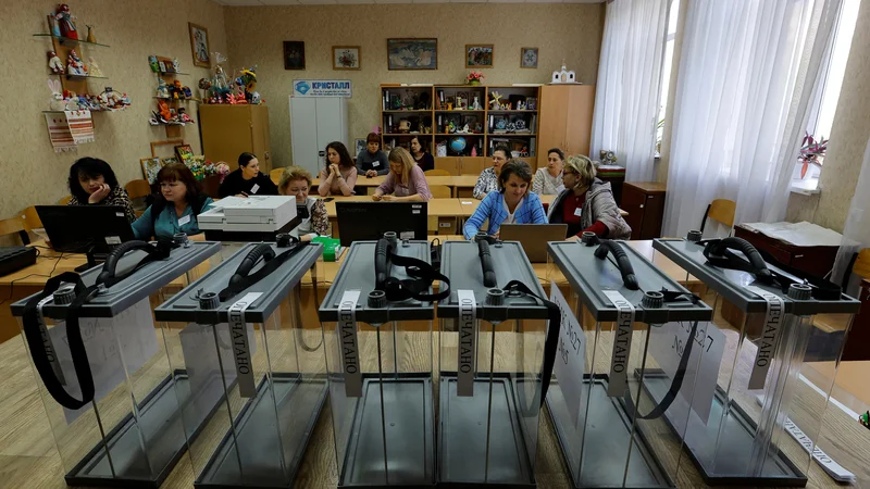 Fotografija: V doneški regiji je bilo natisnjenih več kot 1,5 milijona glasovnic. FOTO: Alexander Ermochenko/Reuters
