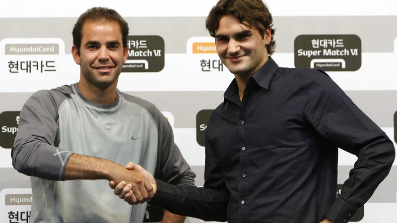 Fotografija: Roger Federer (desno) ob Petu Samprasu, s katerim se je novembra 2007 pomeril v prijateljskem dvoboju pokrovitelja Hyundai Card v južnokorejskem Seulu. FOTO: Jo Yong-hak/Reuters