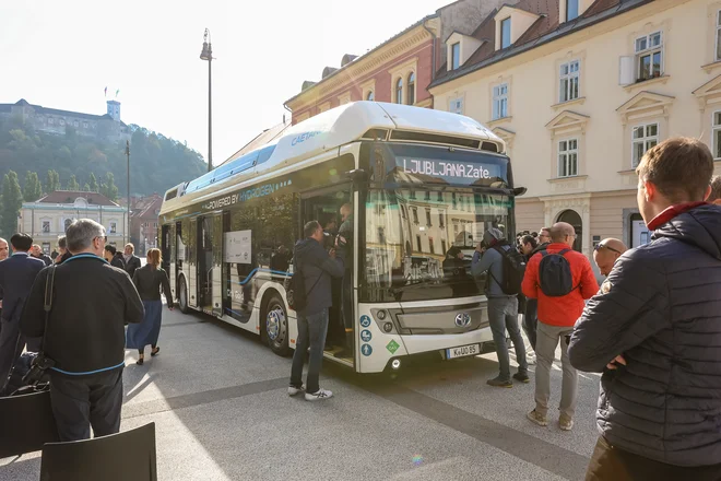 Vodikov avtobus na preizkusu v Ljubljani je izdelek podjetij Caetano in Toyota. Stane okrog 600 tisoč evrov. FOTO: Črt Piksi
