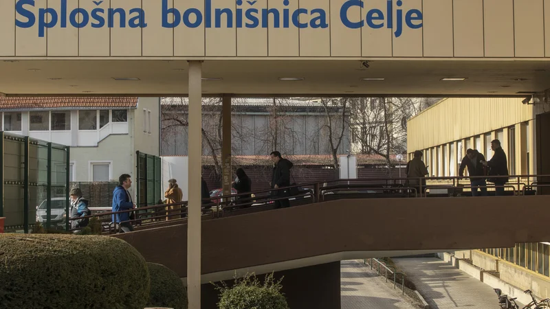 Fotografija: Postopek internega nadzora ni pokazal, da bi osebje celjske bolnišnice ravnalo narobe, a na ministrstvu za zdravje zdaj ugotavljajo, da je bila napaka storjena prav tu, saj sta imela pacienta na oblačilih identifikacijske oznake s priimkom in začetnico imena. FOTO: Voranc Vogel/Delo