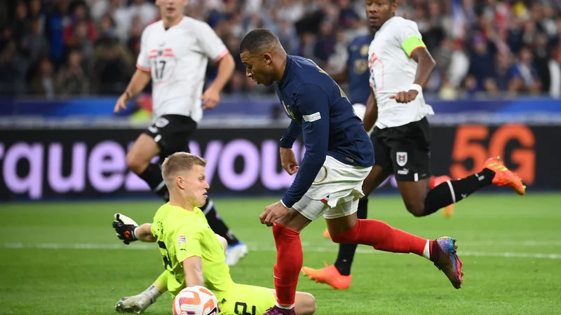 Fotografija: Kylian Mbappe v prodoru med obračunom z Avstrijo v Parizu. FOTO: Franck Fife/AFP