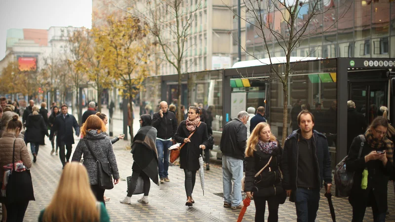 Fotografija: V Sloveniji smo v zadnjih dvajsetih letih povprečno okoli 22 odstotkov ustvarjene neto dodane vrednosti v podjetjih namenili kapitalu (obresti, dobiček), ostalo pa zaposlenim za njihov vložek dela. FOTO: Jure Eržen/Delo