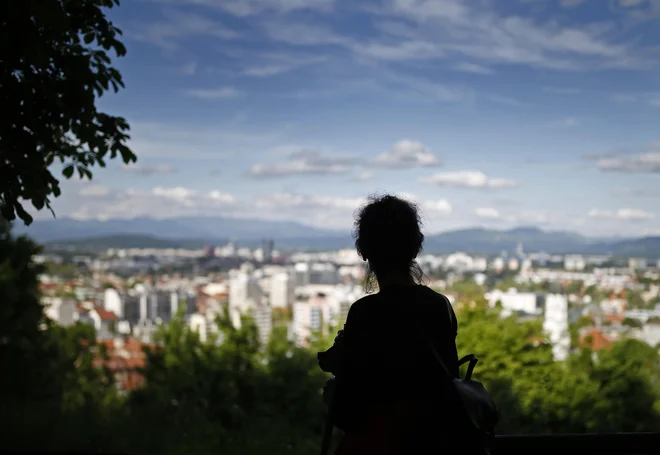 Neurejeno stanje najbolj škodi ljudem, ki potrebujejo pomoč. Čakalne dobe za obravavo prek zdravstvene zavarovalnice se lahko štejejo tudi v letih. FOTO: Blaž Samec
