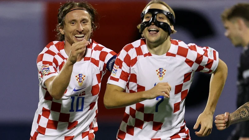 Fotografija: Luka Modrić in Lovro Majer (desno) proslavljata gol slednjega v mreži Danske. Foto Antonio Bronić/Reuters